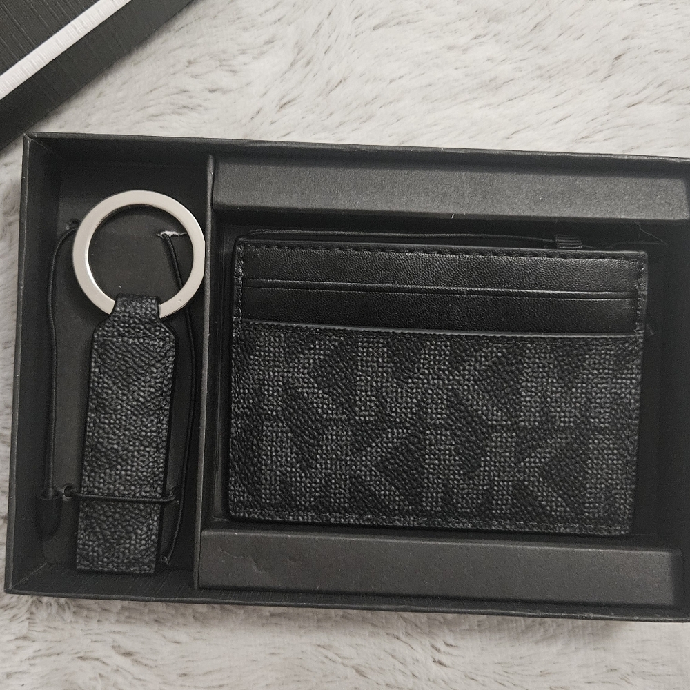 NEW Michael Kors Stylish Black Wallet and Keychain Set